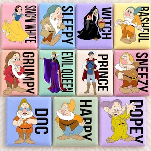 Op de afbeelding: Een set van elf rechthoekige tegels met Disney-figuren en hun namen in zwarte tekst: Snow White, Sleepy, Witch, Bashful, Grumpy, Evil Queen, Prince, Sneezy, Doc, Happy en Dopey, elk op een achtergrond in verschillende pastelkleuren.