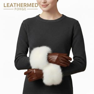 Pode incluir: Luvas de couro marrom com punhos de pele branca. As luvas são de uma cor marrom rica e têm uma textura lisa. Os punhos são feitos de pele branca fofa. A marca "LEATHERMED FORGE" é visível no canto superior esquerdo.