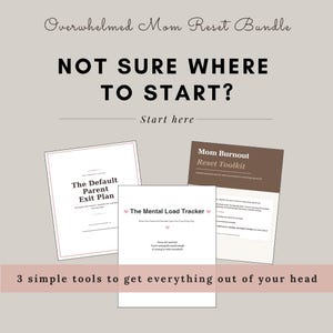 以下が含まれることがあります： 「Overwhelmed Mom Reset Bundle」と「NOT SURE WHERE TO START?」というテキストが表示された画像。3つのドキュメントが表示されています。「The Default Parent Exit Plan」、「The Mental Load Tracker」、そして「Mom Burnout Reset Toolkit」。「3 simple tools to get everything out of your head」というテキストも表示されています。