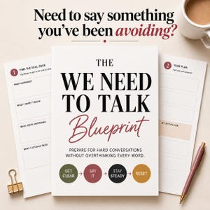 Puede incluir: Un libro de trabajo blanco titulado The We Need To Talk Blueprint con texto en negro y granate. La portada muestra un proceso de cuatro pasos: Get Clear, Say It, Stay Steady y Reset. Dos hojas de trabajo se ven detrás del libro.
