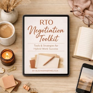 Op de afbeelding: Een tablet toont "RTO Negotiation Toolkit: Tools & Strategies for Hybrid Work Success". De afbeelding bevat een kopje koffie, een brandende kaars, een notitieboek, een bril en een smartphone, op een houten oppervlak.
