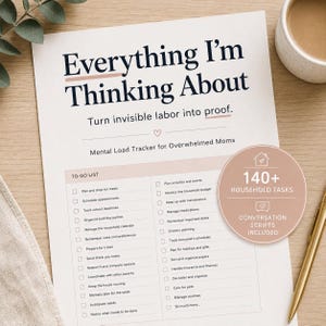Könnte beinhalten: Ein gedrucktes Mental-Load-Tracker-Blatt mit dem Titel Everything I'm Thinking About und dem Untertitel Turn invisible labor into proof. Das Dokument enthält eine Aufgabenliste mit Kontrollkästchen und einen runden Aufkleber mit der Aufschrift 140+ household tasks and conversation scripts included.