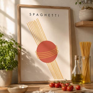 K&ouml;nnte beinhalten: Ein gerahmter Kunstdruck mit dem Wort SPAGHETTI in schwarzer Schrift am oberen Rand. Das Grafikdesign zeigt einen gro&szlig;en roten Kreis, der &uuml;ber mehreren parallelen gelben Linien liegt, die diagonal &uuml;ber einen cremefarbenen Hintergrund verlaufen.