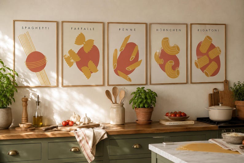 K&ouml;nnte beinhalten: F&uuml;nf gerahmte Wandbilder mit Illustrationen von Nudelsorten, beschriftet mit Spaghetti, Farfalle, Penne, Hornchen und Rigatoni. Jeder Druck zeigt gelbe Nudeln &uuml;ber einer roten Kreisform auf cremefarbenem Grund in hellen Holzrahmen.
