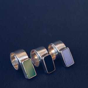 Anillo rectangular de plata 925 y metacrilato colores.