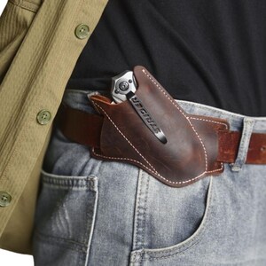 Peut inclure: Panneau en bois rustique avec l'inscription "Welcome to our home" en lettres blanches. Le panneau pr&eacute;sente une finition vieillie et un design simple et accueillant, id&eacute;al pour un porche ou une entr&eacute;e.