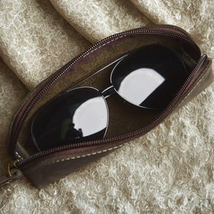 Personalisiertes Federmäppchen aus Vollnarbenleder | Handgefertigtes Reißverschlussetui | Vintage-Schreibwarentasche aus Leder Bild 16