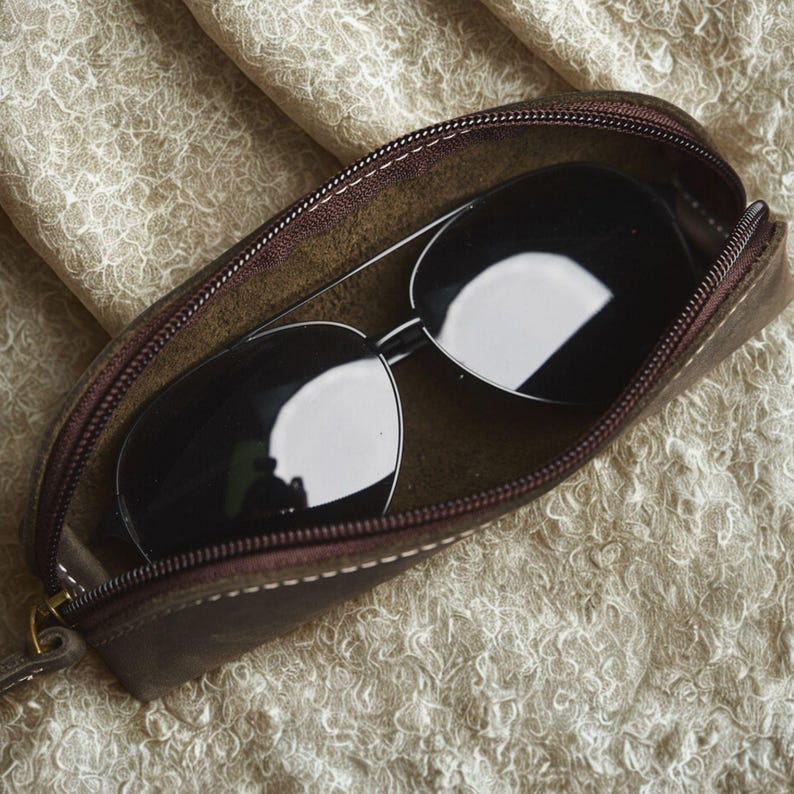 Personalisiertes Federmäppchen aus Vollnarbenleder | Handgefertigtes Reißverschlussetui | Vintage-Schreibwarentasche aus Leder Bild 16