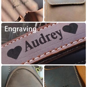 Peut inclure: Gros plans sur des articles en cuir personnalis&eacute;s avec texte grav&eacute;. Les images montrent divers articles, dont un sac, un portefeuille et une sangle, avec des noms, des initiales et des phrases. Le cuir est marron et marron fonc&eacute;.