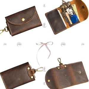 Könnte beinhalten: Vier braune Leder-Schlüsselanhänger werden gezeigt, jeder mit einem anderen Design. Einer ist mit einem Druckknopf verschlossen, ein anderer ist offen mit Schlüsseln und Karten, und die anderen sind offen und mit Druckknöpfen verschlossen. Jeder hat einen goldfarbenen Verschluss.