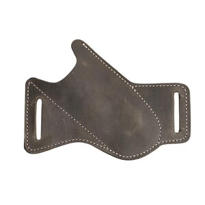 Peut inclure: Un &eacute;tui en cuir gris fonc&eacute; avec des coutures blanches. L'&eacute;tui pr&eacute;sente deux fentes verticales et un design incurv&eacute;. Les bords sont finis avec des coutures blanches, et le cuir a un aspect l&eacute;g&egrave;rement vieilli.