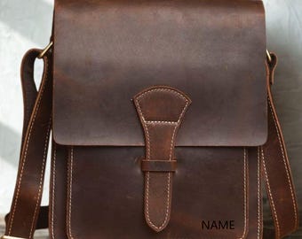 Handgefertigte Umhängetasche aus Vollnarbenleder: Personalisiertes Geschenk