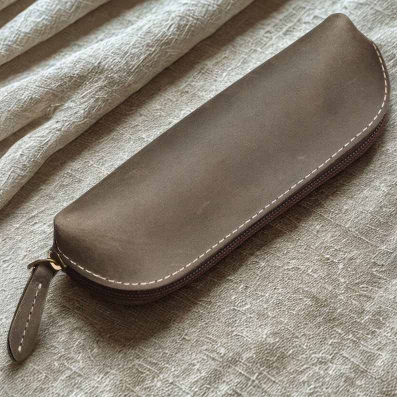 Personalisiertes Federmäppchen aus Vollnarbenleder | Handgefertigtes Reißverschlussetui | Vintage-Schreibwarentasche aus Leder Bild 11