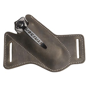 Peut inclure: Un &eacute;tui de couteau en cuir gris fonc&eacute; avec des coutures blanches et un clip de poche noir. Le clip de poche porte le mot "STRIDER". Le couteau est partiellement visible.