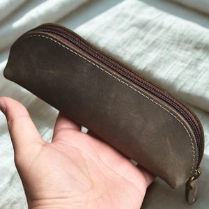 Personalisiertes Federmäppchen aus Vollnarbenleder | Handgefertigtes Reißverschlussetui | Vintage-Schreibwarentasche aus Leder Bild 13