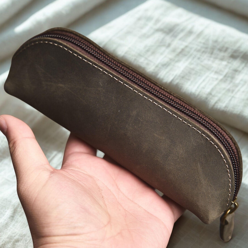 Personalisiertes Federmäppchen aus Vollnarbenleder | Handgefertigtes Reißverschlussetui | Vintage-Schreibwarentasche aus Leder Bild 13