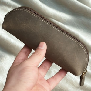 Personalisiertes Federmäppchen aus Vollnarbenleder | Handgefertigtes Reißverschlussetui | Vintage-Schreibwarentasche aus Leder Dark Green