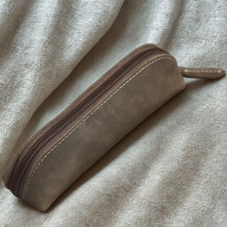 Personalisiertes Federmäppchen aus Vollnarbenleder | Handgefertigtes Reißverschlussetui | Vintage-Schreibwarentasche aus Leder Bild 12