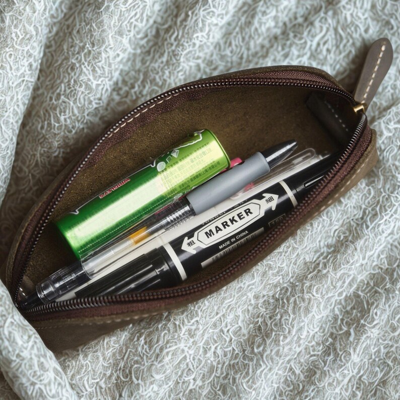 Personalisiertes Federmäppchen aus Vollnarbenleder | Handgefertigtes Reißverschlussetui | Vintage-Schreibwarentasche aus Leder Bild 15