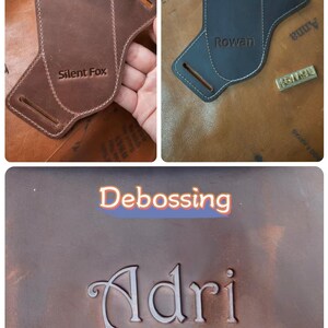 Peut inclure: Articles en cuir avec gaufrage personnalis&eacute;. L'un est marron avec "Silent Fox" gaufr&eacute;. Un autre est noir avec "Rowan" gaufr&eacute;. Le troisi&egrave;me est marron avec "Debossing" et "Adri" gaufr&eacute;s. Tous les articles ont des coutures blanches.