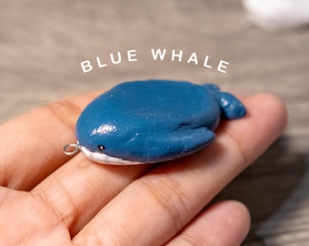 Llavero de piedra antiestrés con forma de ballena azul / Arcilla hecha a mano para aliviar la ansiedad / Lindo regalo oceánico / Piedra de bolsillo antiestrés