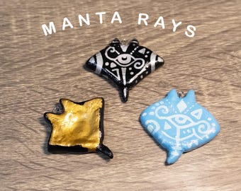Llavero con piedra antiestrés de manta raya / Ojo tribal hecho a mano en arcilla / Juguete antiestrés para aliviar la ansiedad / Regalo para buceadores / Personalizable