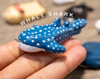 Llavero de piedra antiestrés de tiburón ballena hecho a mano / Piedra antiestrés de arcilla / Regalo para aliviar la ansiedad / Llavero oceánico kawaii / Personalizable