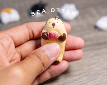 Llavero de nutria marina con piedra antiestrés / Sosteniendo una almeja, hecho a mano en arcilla / Juguete antiestrés para aliviar la ansiedad / Lindo regalo del océano / Personalizable