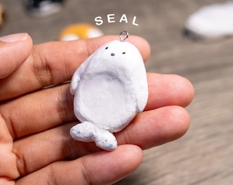 Llavero con piedra antiestrés de foca / Símbolo rúnico hecho a mano en arcilla / Juguete antiestrés para aliviar la ansiedad / Regalo místico del océano / Personalizable