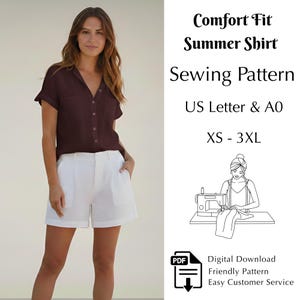 Könnte beinhalten: Eine Frau trägt ein weinrotes Kurzarmhemd und weiße Shorts. Das Bild enthält den Text "Comfort Fit Summer Shirt Sewing Pattern" und "XS - 3XL". Ein PDF-Symbol und eine Nähgrafik sind ebenfalls vorhanden.