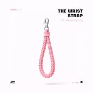 May include: A pink braided wrist strap with a silver-colored metal lobster clasp. The text THE WRIST STRAP PDF + VIDEO TUTORIAL (EN) is visible in the upper right corner, with the number 02 and the text La Trama at the bottom.