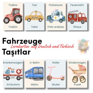 Könnte beinhalten: Aquarell-Illustrationen von Fahrzeugen auf Lernkarten. Die Karten zeigen einen roten Traktor, ein gelbes Taxi, einen Polizeiwagen und ein Feuerwehrauto. Der Text auf den Karten ist auf Deutsch und Türkisch.
