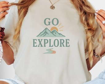 Camiseta com estampa gráfica "Go Explore Mountain", ilustração de viagem de aventura, design inspirado na natureza, camiseta unissex casual para o dia a dia.