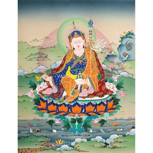 Può includere: Un dipinto vibrante di una figura seduta in abiti ornati, ornata da una corona di gioielli e con un bastone. La figura è seduta su un fiore di loto, circondata da un paesaggio sereno con montagne e nuvole. La tavolozza dei colori include blu, arancione e verde.