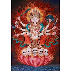 Puede incluir: Una pintura vibrante de una deidad de múltiples brazos con una expresión serena, adornada con joyas ornamentadas y una corona. La figura está rodeada por un fondo ardiente y descansa sobre una flor de loto, con calaveras en la base. La obra tiene un tema espiritual.