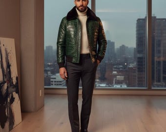 Puede incluir: Chaqueta de cuero verde con estampado de cocodrilo y cuello de piel oscura. La chaqueta se combina con un jersey de cuello alto color crema, pantalones grises y botas negras. El fondo presenta un paisaje urbano.