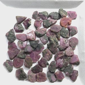 Lote de 52 piedras preciosas en bruto de rubí y zafiro natural: 158,50 ct