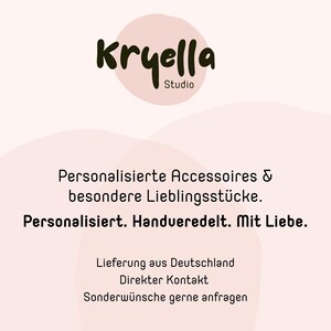 May include: A light pink graphic with the dark brown text Kryella Studio at the top. Below, the text reads: Personalisierte Accessoires & besondere Lieblingsst&uuml;cke. Personalisiert. Handveredelt. Mit Liebe. Lieferung aus Deutschland. Direkter Kontakt. Sonderw&uuml;nsche gerne anfragen.