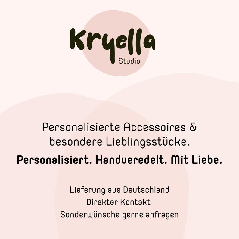 May include: A light pink graphic with the dark brown text Kryella Studio at the top. Below, the text reads: Personalisierte Accessoires & besondere Lieblingsst&uuml;cke. Personalisiert. Handveredelt. Mit Liebe. Lieferung aus Deutschland. Direkter Kontakt. Sonderw&uuml;nsche gerne anfragen.