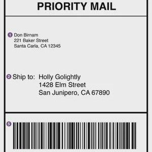 以下が含まれることがあります： 「PRIORITY MAIL」の文字が入った、白とグレーのPriority Mailの配送ラベル。 差出人と受取人の住所、バーコード、追跡番号が記載されています。 重量は4.5kgです。