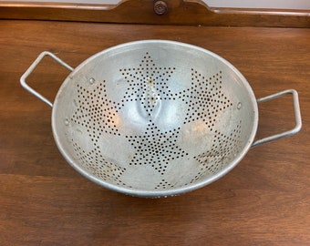 Large Vintage Standing Large Galvanized Aluminum Star Pattern Metal Colander Decor Kitchen Country Display Farmhouse Primitive