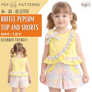 Puede incluir: Conjunto de top y shorts con volantes amarillos para niños. El top tiene un lazo y detalles de volantes. Los shorts tienen un estampado de cuadros pastel. El texto de la imagen dice "RUFFLE PEPLUM TOP AND SHORTS 9M-12Y BEGINNER FRIENDLY".