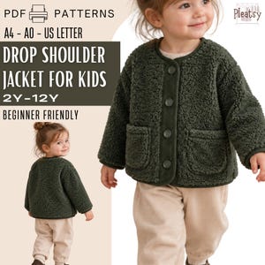 Op de afbeelding: Een donkergroen, getextureerd jack met verlaagde schouders voor kinderen, voorzien van een ronde hals, vier knopen en twee opgestikte zakken. De tekst luidt: PDF PATTERNS, A4 - A0 - US LETTER, DROP SHOULDER JACKET FOR KIDS, 2Y-12Y, BEGINNER FRIENDLY, Pleatsy.