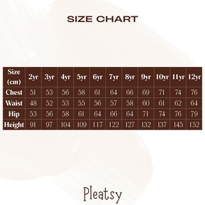 Puede incluir: Una tabla de tallas para ropa de ni&ntilde;os, con medidas en cent&iacute;metros. La tabla incluye medidas de pecho, cintura, cadera y altura para tallas de 2 a&ntilde;os a 12 a&ntilde;os. El texto "SIZE CHART" est&aacute; en la parte superior y la marca "Pleatsy" en la inferior.
