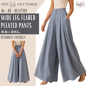 Puede incluir: Pantalones anchos acampanados con pliegues en color azul polvoriento. El patrón digital incluye el texto: PDF PATTERNS, A4 - A0 - US LETTER, WIDE LEG FLARED PLEATED PANTS, XS-3XL, BEGINNER FRIENDLY y Pleatsy. Los pantalones tienen cintura alta y bolsillos.