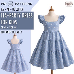 Peut inclure: Une robe bleu clair pour un tea-party pour enfants, avec une jupe à volants et un col carré. La robe a un motif floral et des manches à volants. Le texte "TEA-PARTY DRESS FOR KIDS 2Y-12Y BEGINNER FRIENDLY" est également inclus.