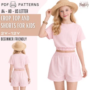 Könnte beinhalten: Rustikales Holzschild mit dem weißen Schriftzug "Welcome to our home". Das Schild hat eine Used-Optik und ein schlichtes, einladendes Design, perfekt für Veranda oder Eingangsbereich.