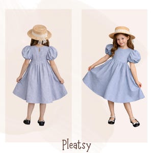 Puede incluir: Dos im&aacute;genes de una persona joven con un vestido azul claro con mangas abullonadas y un sombrero de paja con una cinta blanca. El vestido tiene un cuello redondo y una falda acampanada. El texto "Pleatsy" est&aacute; en la parte inferior de la imagen.