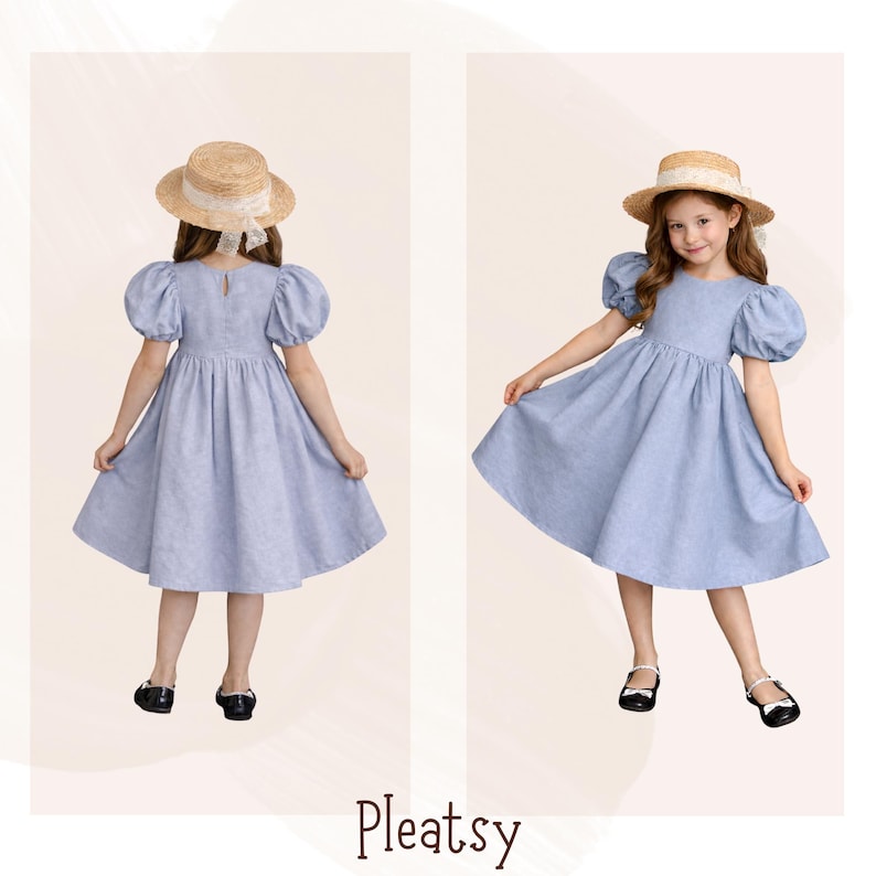 Puede incluir: Dos im&aacute;genes de una persona joven con un vestido azul claro con mangas abullonadas y un sombrero de paja con una cinta blanca. El vestido tiene un cuello redondo y una falda acampanada. El texto "Pleatsy" est&aacute; en la parte inferior de la imagen.