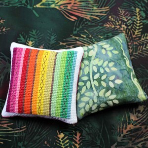 以下が含まれることがあります： 黒い持ち手と「But First, Coffee」の文字が黒い手書き風フォントで書かれた白いセラミックマグ。マグカップは白い表面に置かれています。